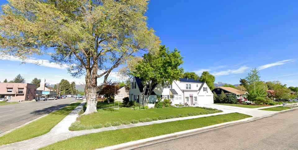 For large groups, events or family gatherings, two of Heber's most popular vacation rentals are right next door to each other and can be reserved together.