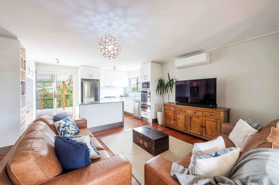 Captain's Haven - Yamba pet-friendly accommodation -  Air-conditioned open plan kitchen, living & dining
