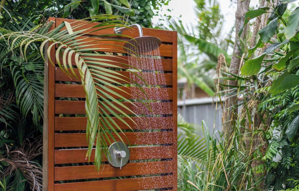 Captain's Haven - Yamba pet-friendly accommodation - Out door shower in rear garden