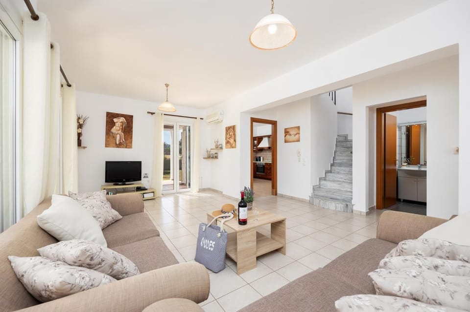 Living room with sofas, A/C, WiFi internet, and satellite TV