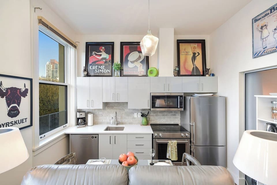 Newly upgraded kitchen in 2023, includes cabinetry, countertops, faucet.