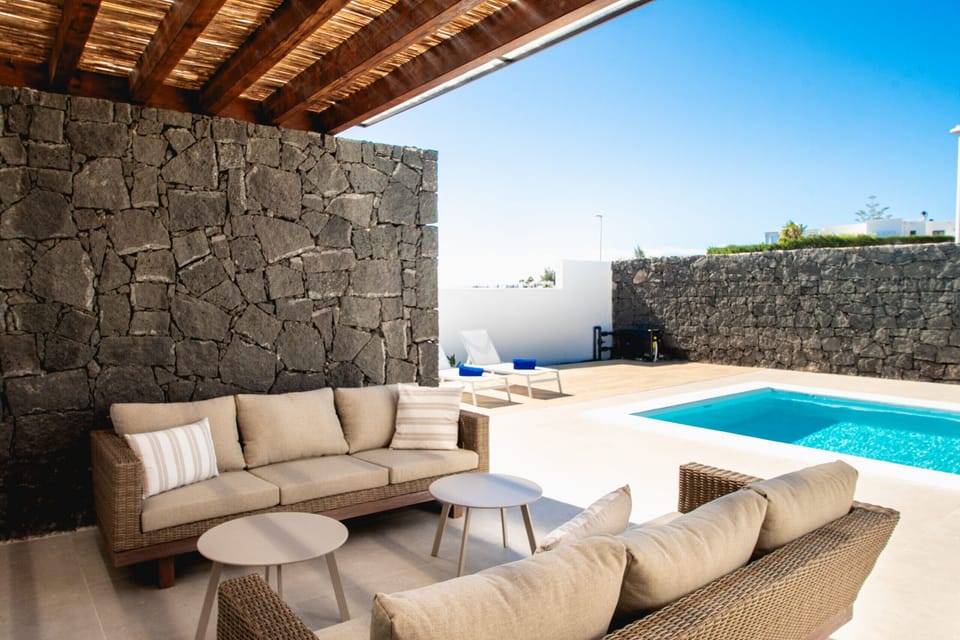 The ultimate outdoor lounge: volcanic stone and comfort for your relaxing afternoons.