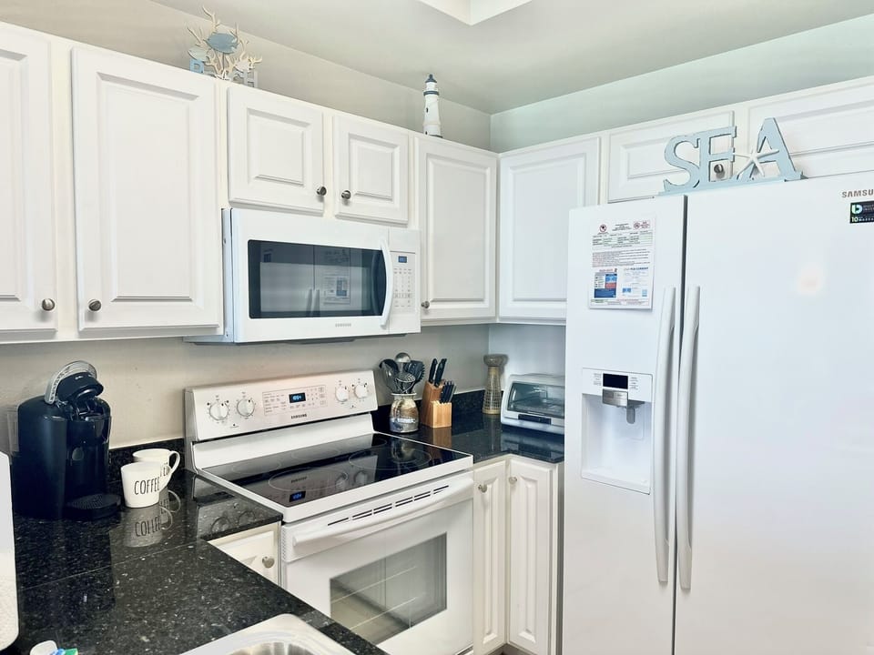Fully equipped kitchen with great appliances and a breakfast bar — perfect for whipping up beach-side breakfasts or evening meals
