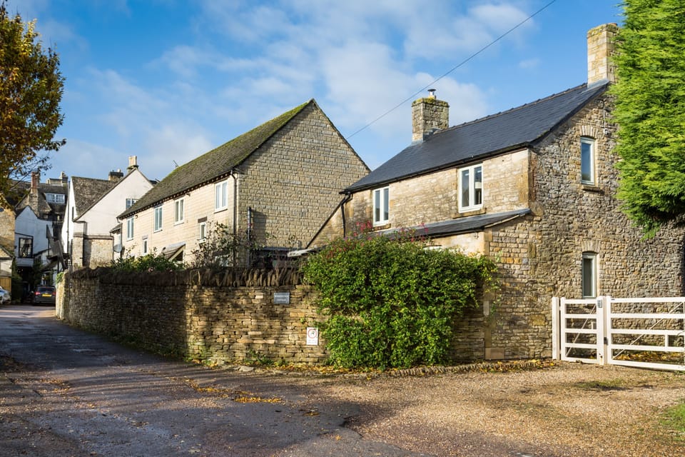 April Cottage leading to The Kings Arms pub