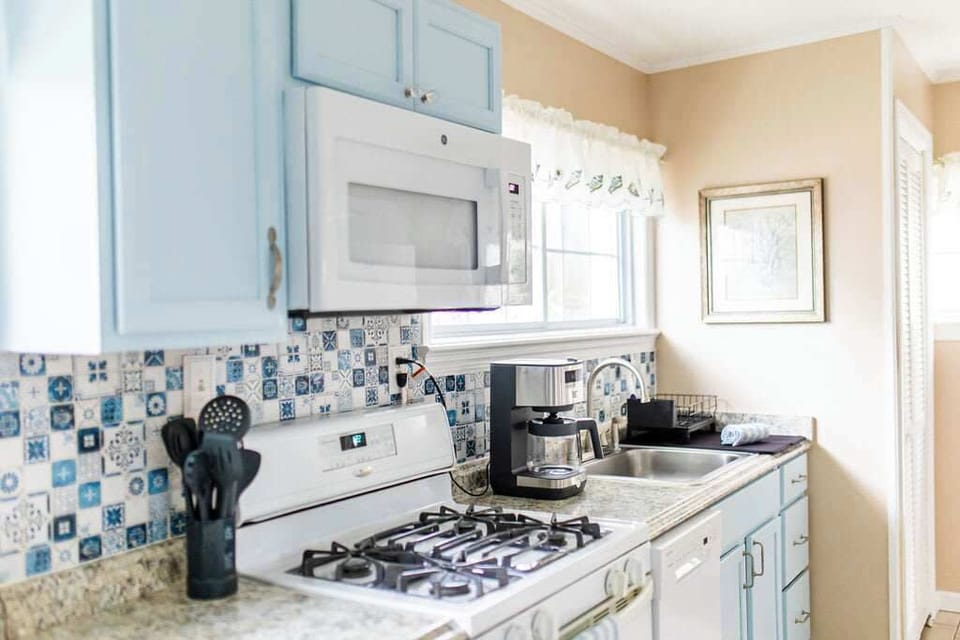 Full Kitchen, Coffee Maker, Toaster, Dishwasher, Stove, Microwave, All Kitchen Essentials, Washer/Dryer in Kitchen Closet