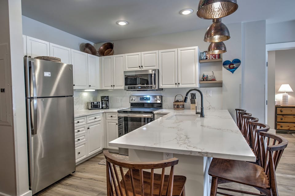 Full kitchen with seating for 6.