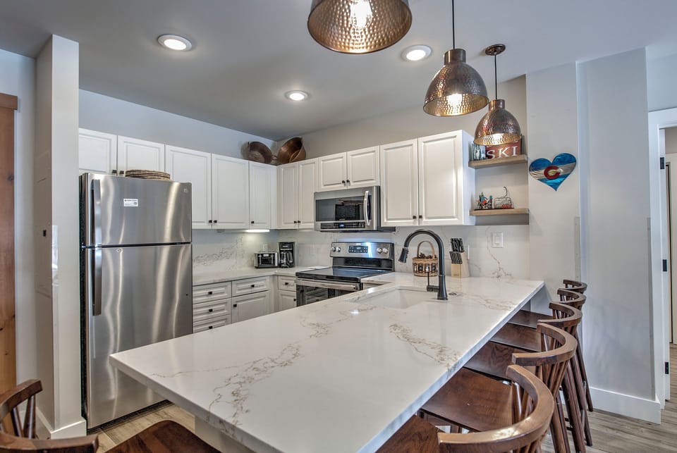 Full kitchen with seating for 6.