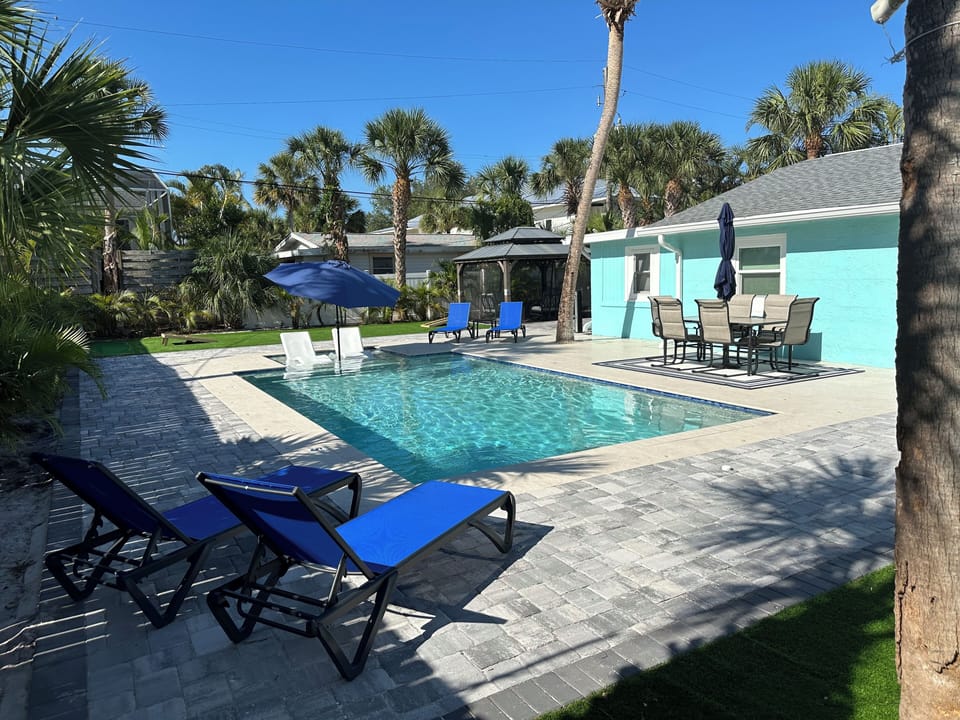 Pool with sun shelf, bubbler, umbrella