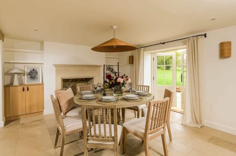 Ample dining for dinner parties!