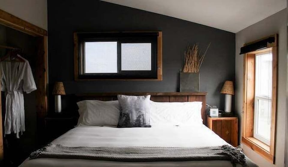 Bedroom. Interior and views may vary based on location and availability.