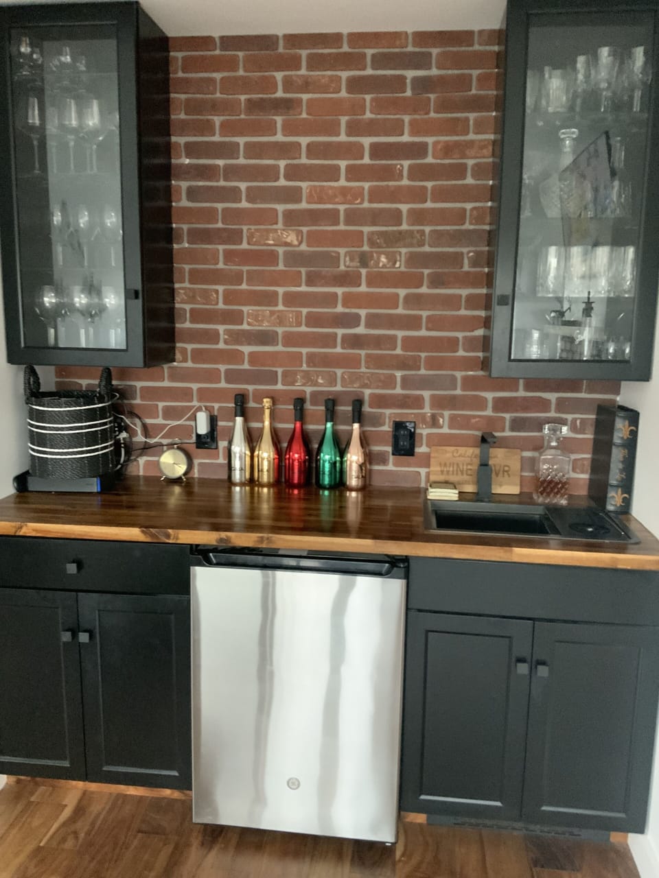 BAR WITH GLASS WASH SINK