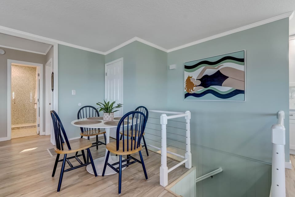 A separate side nook provides another easy dining or work space.