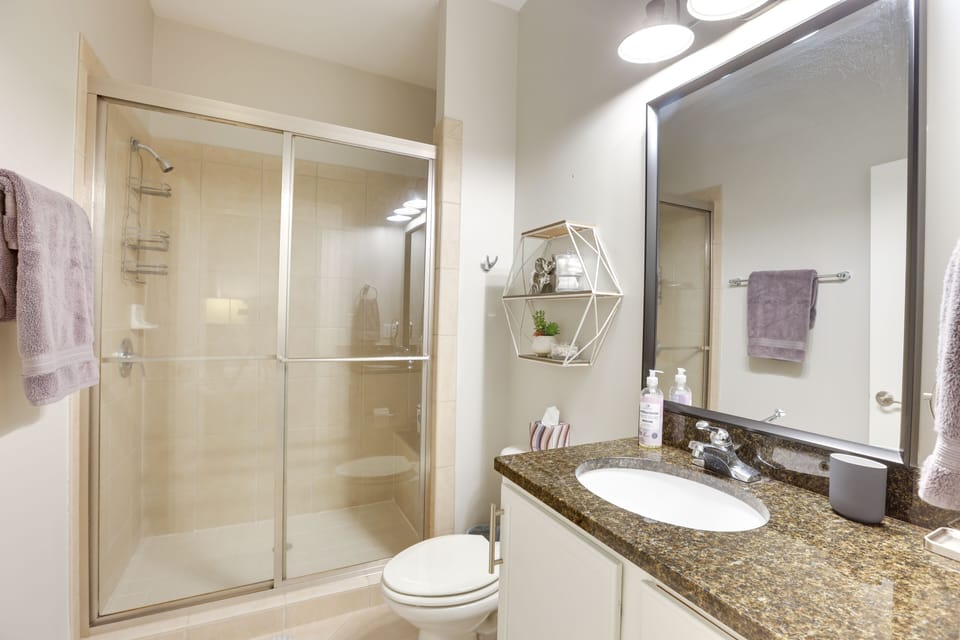 Full Bathroom | Towels Provided
