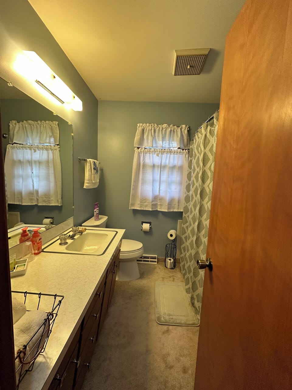 Main bathroom, enjoy a hot bath or a shower.
