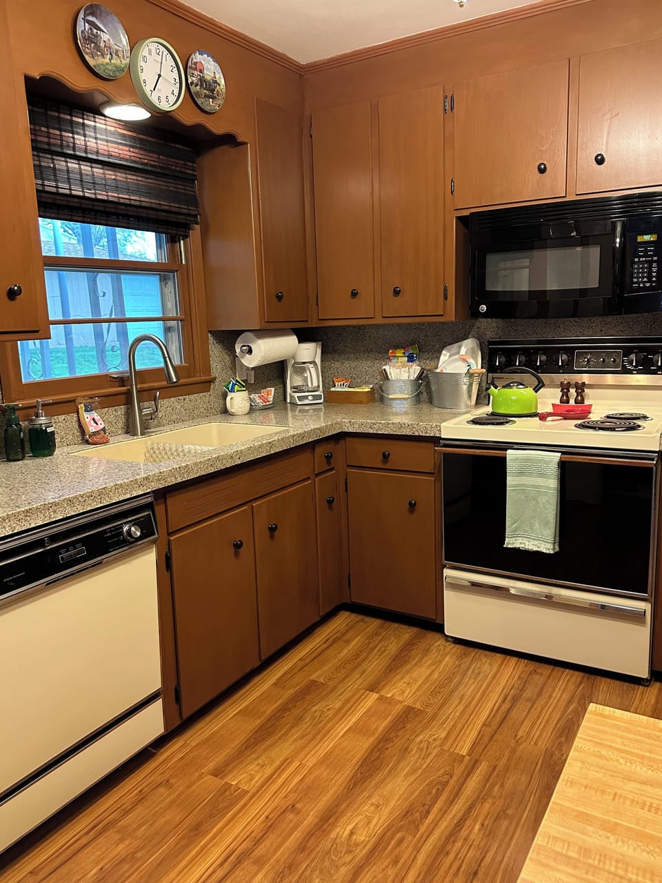 Fully equipped kitchen with corelle dinner plates, saucers, coffee cups etc.