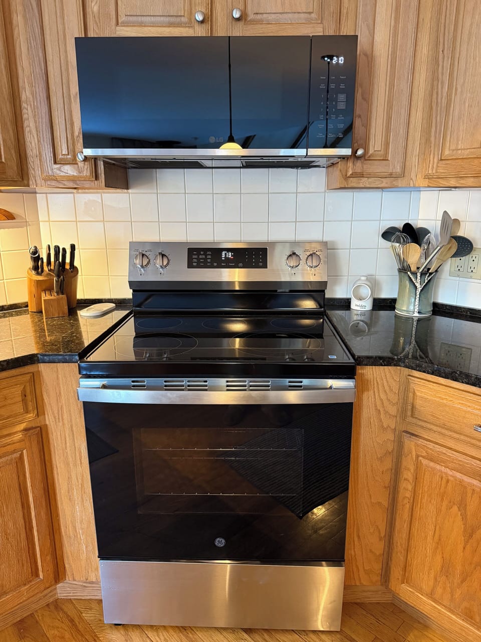 New (2025) appliances, stove has convection and air fry features