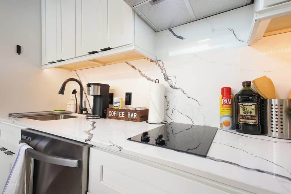 Fully equipped kitchen with a dining area for all your meals.