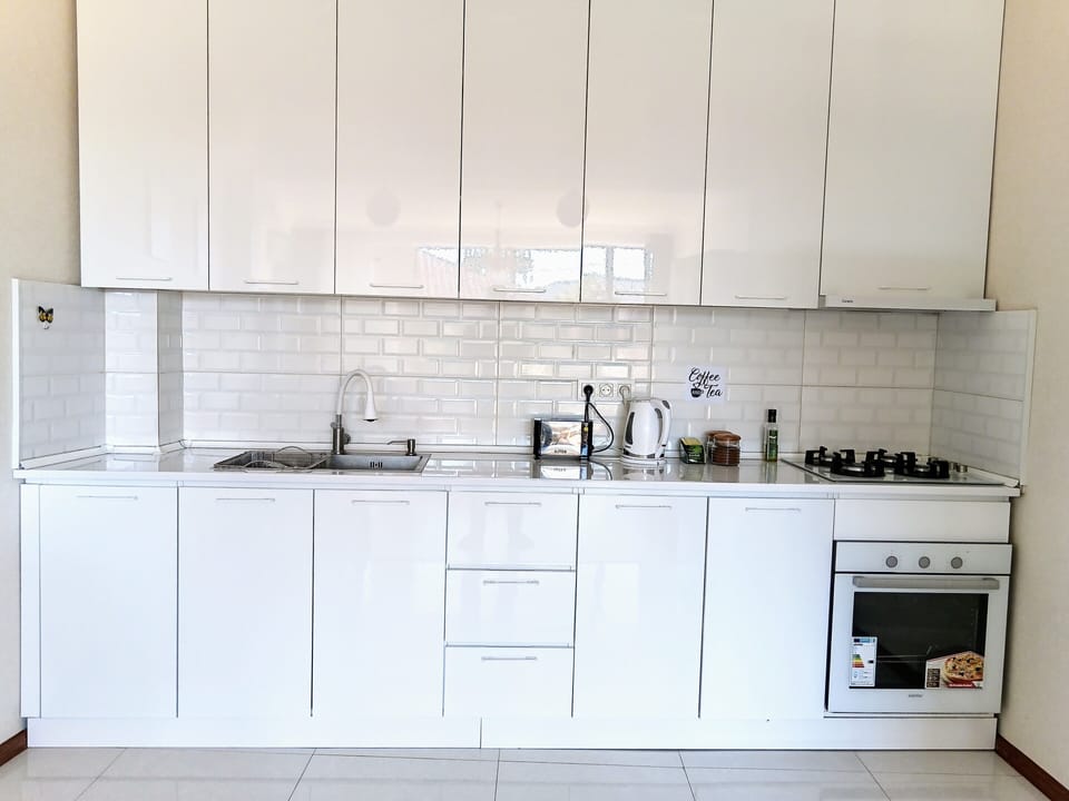 Fully equipped kitchen. It has toaster, oven, kettle, water kettle, gas