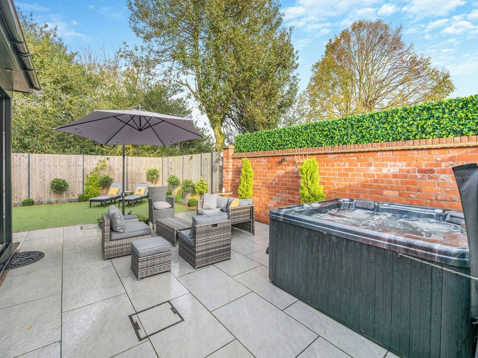 Hot tub | Foreman&rsquo;s Cottage, Beverley