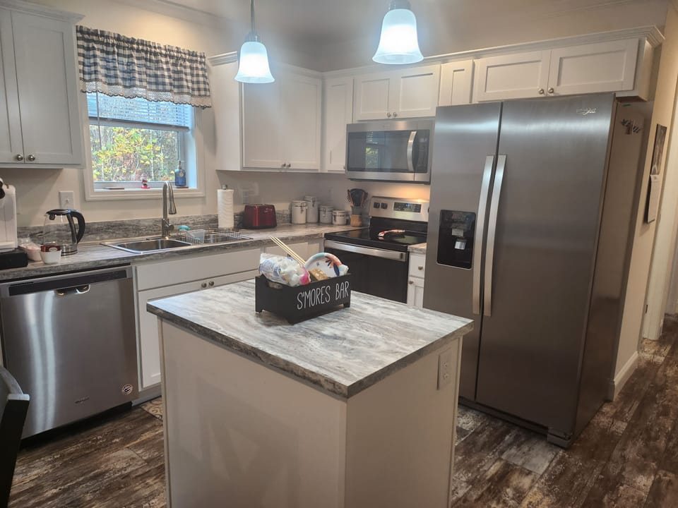 Fully equipped kitchen with a s'mores welcome kit!