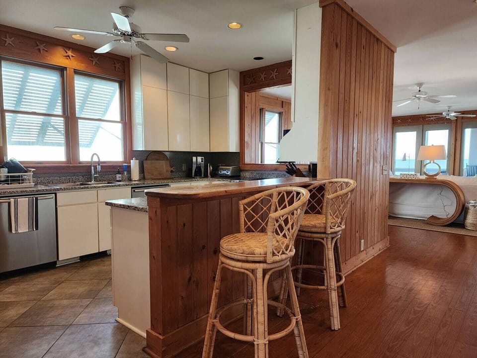 Breakfast Bar & Kitchen