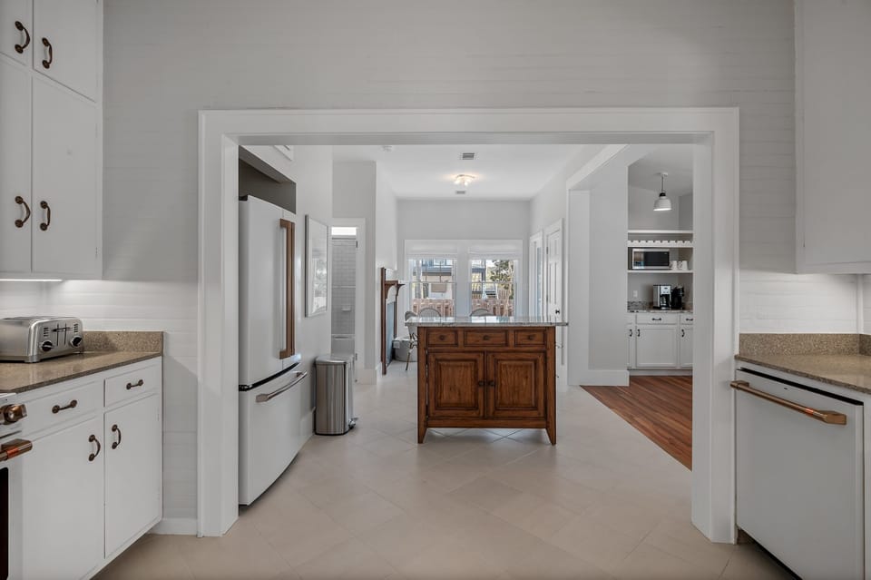 The Cottage - Blue Mountain Beach - Kitchen Area