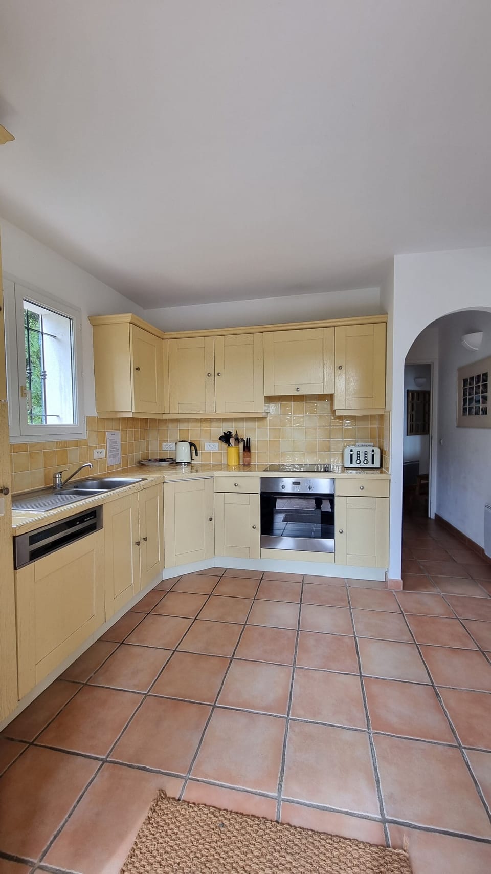 Kitchen with oven, Nespresso, dish washer, fridge