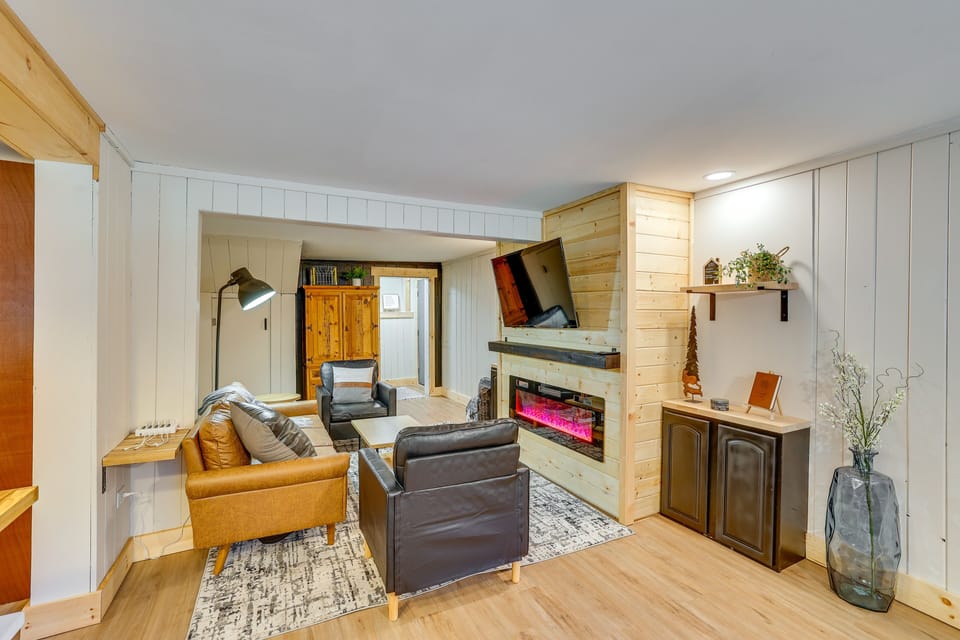 Living Room | Electric Fireplace | Free WiFi