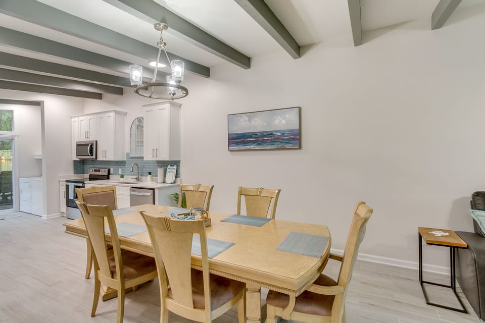 Dining Area | Dishware/Flatware Provided