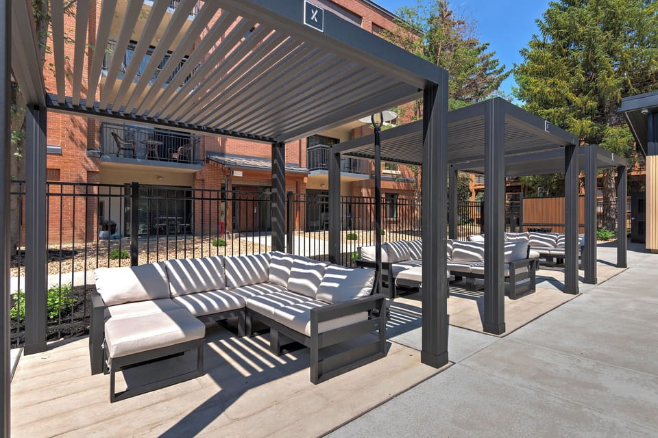 New Courtyard- Pool, Hot Tubs, Gas Fire Pits, BBQ Dining, Putting Green, Games