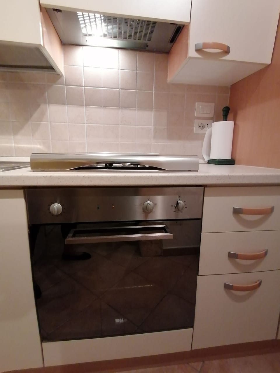 angolo cottura con piano cottura forno, frigo e freezer