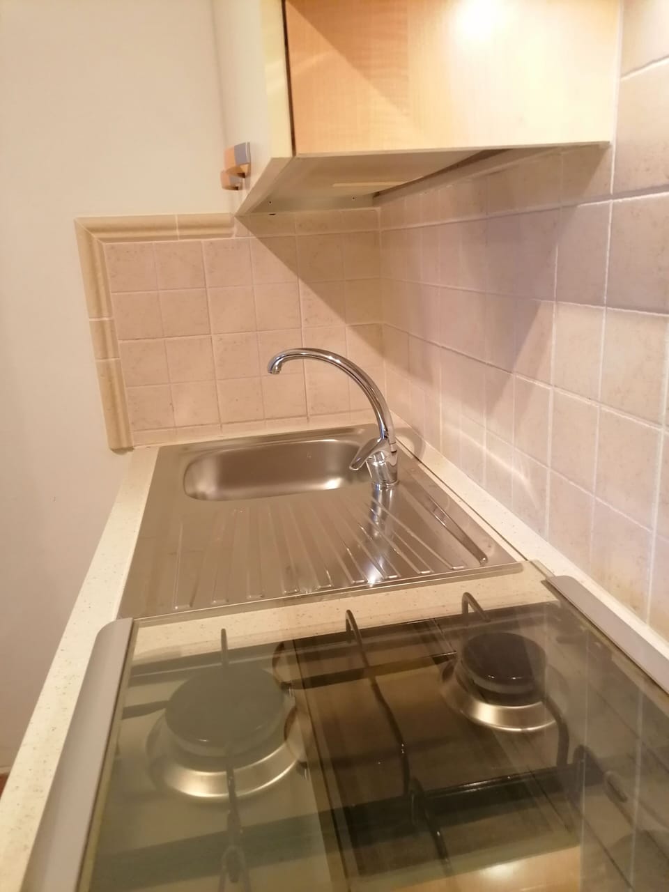 angolo cottura con piano cottura forno, frigo e freezer