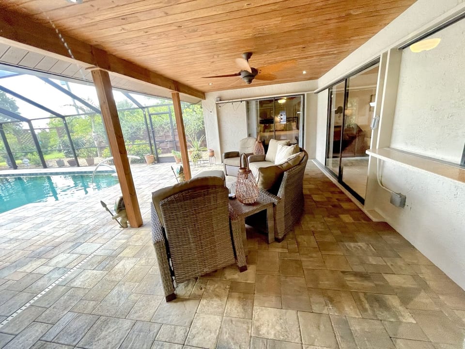 Covered lanai - all 3 sets of sliding glass doors & pass-thru windows open fully