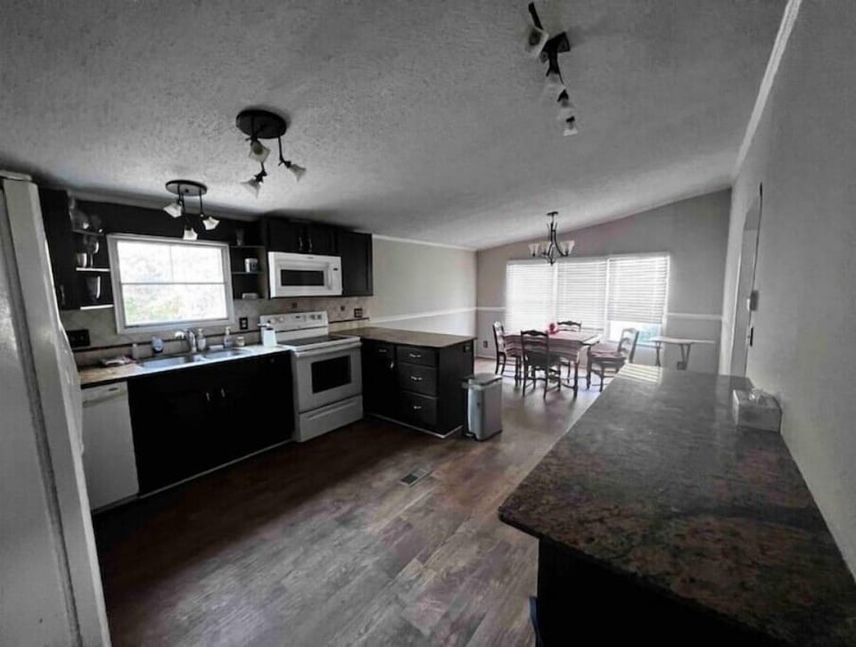 Full kitchen