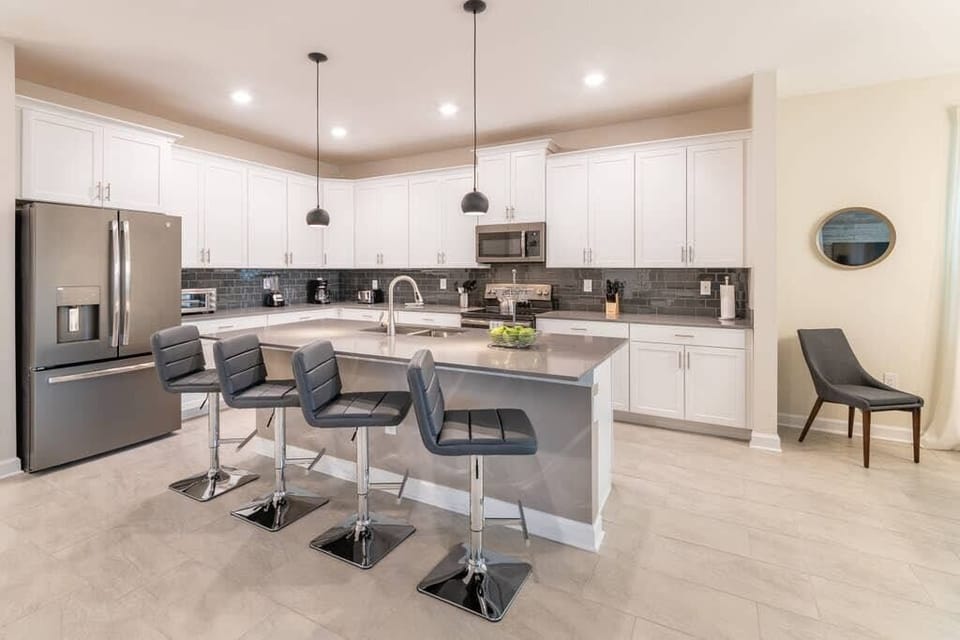 Beautiful kitchen equipped with essentials and more:

Coffee maker
Toaster
Cookware
Electric oven
Toaster
Barbecue
Blender