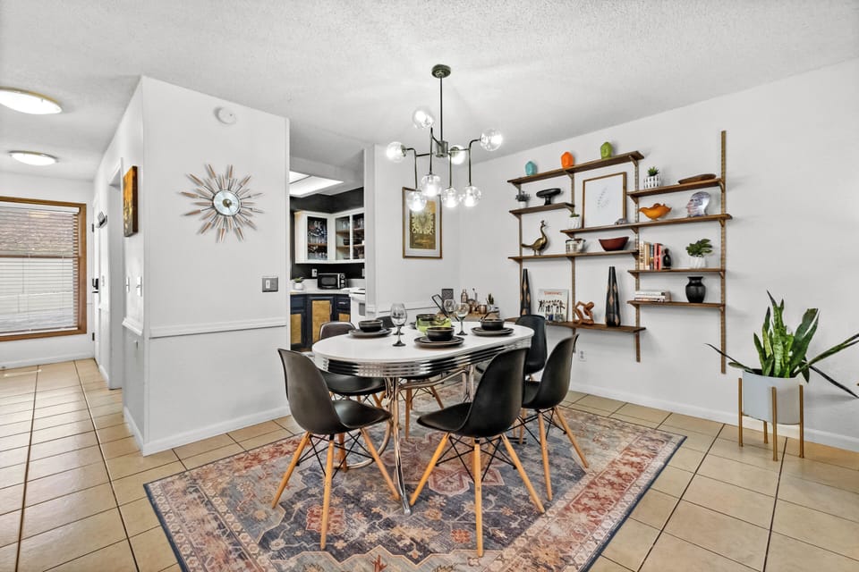 Dining seating for 6!