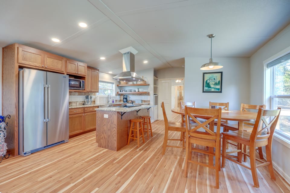Dining Area | Kitchen