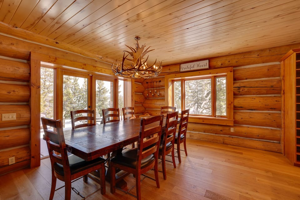 Dining Area | Dishware & Flatware Provided