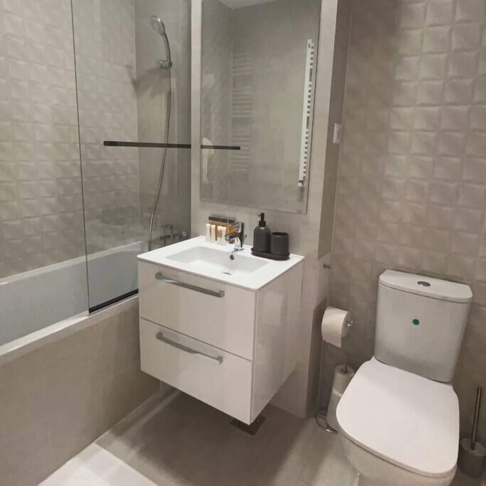 Bathroom with bathtub, toilet, free toiletries and fluffy towels
