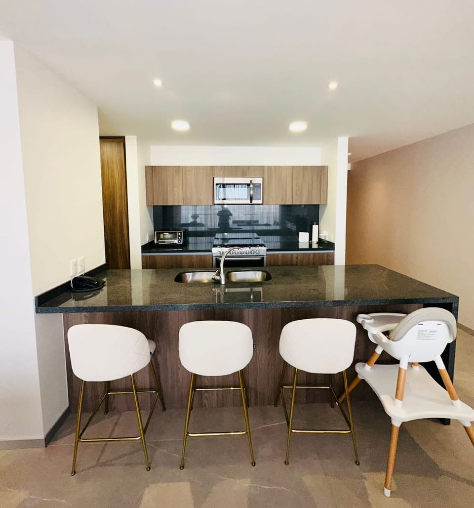 Esta es la cocina del apartamento, contamos con sillita elevada para bebé.
