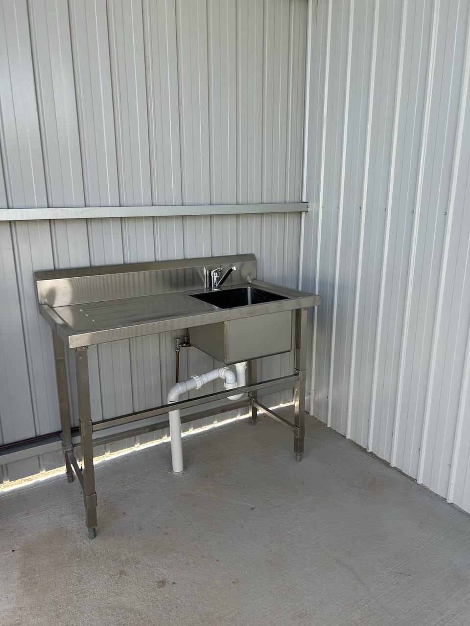 Undercover outdoor fish sink