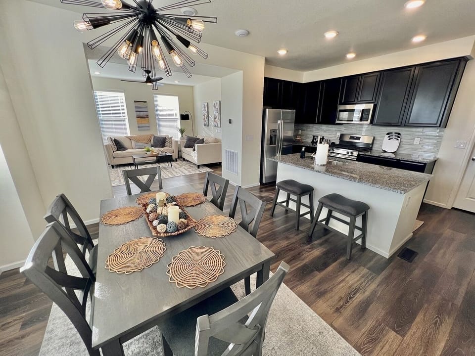 Dining room & kitchen area