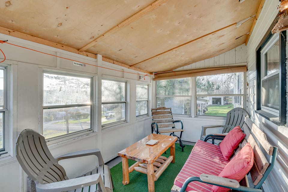 Screened-In Porch | Outdoor Seating & Dining