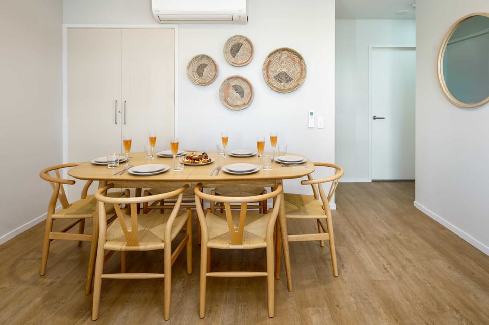 The open plan dining room seats 6 with an AC unit.