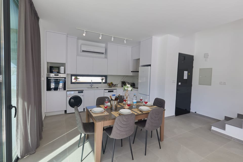 Fully equipped kitchen and dining area