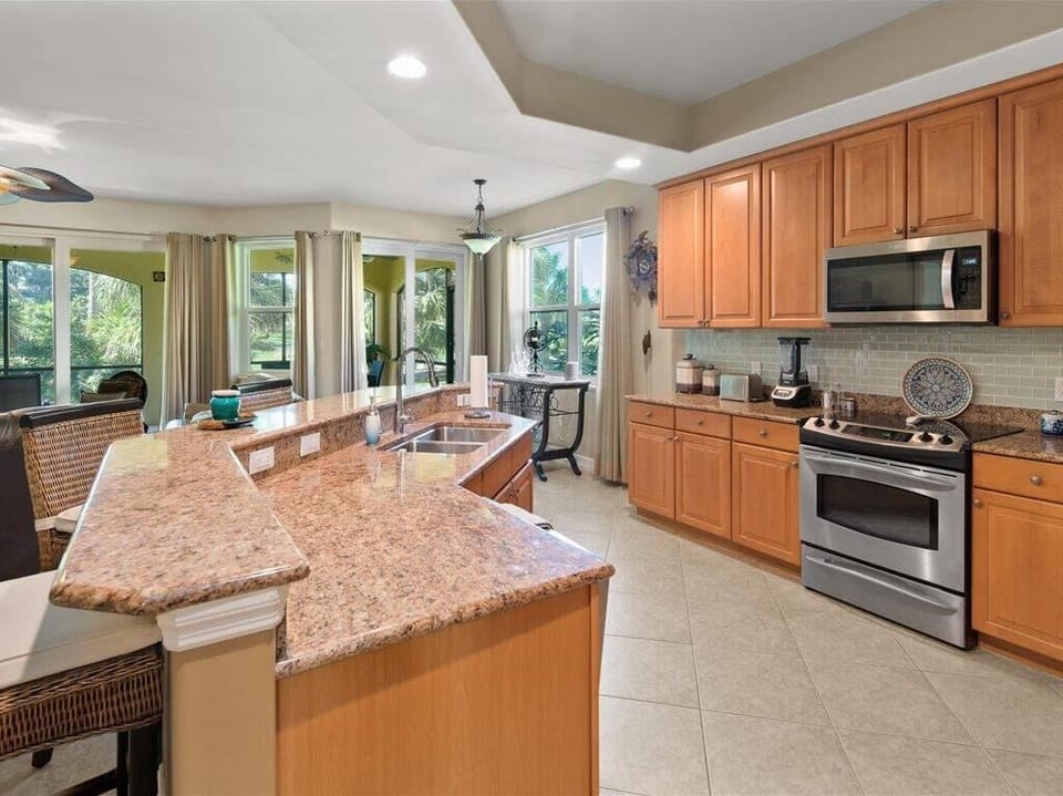 Bright and Spacious Kitchen