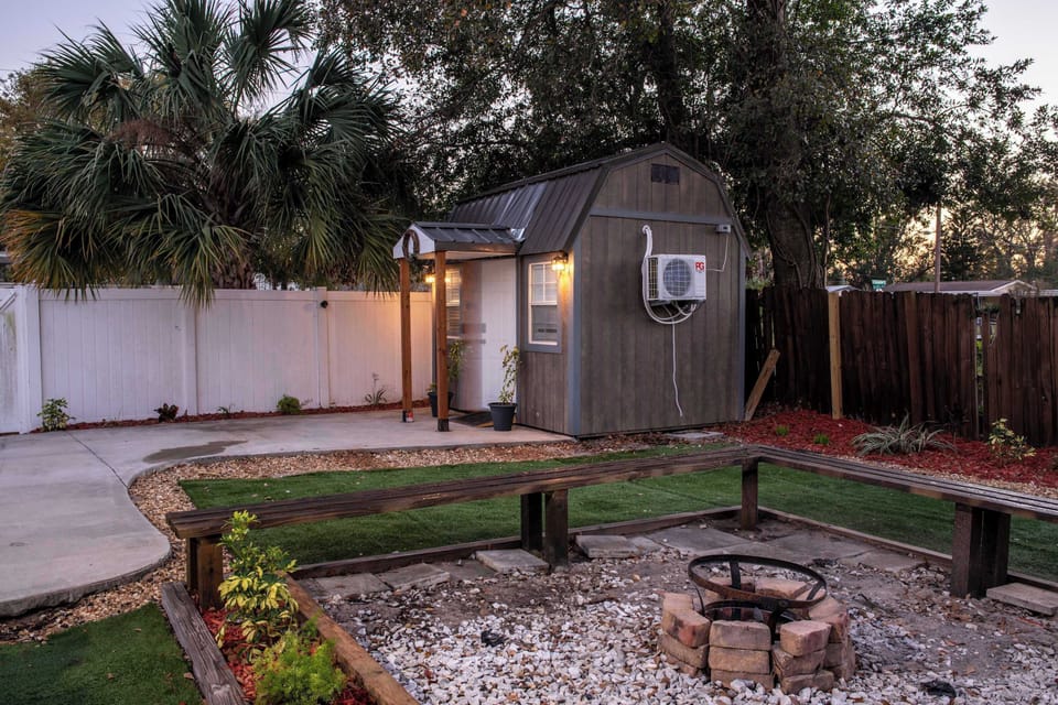 Detached 4th bedroom equipped with Smart TV, ac, Smart Devices