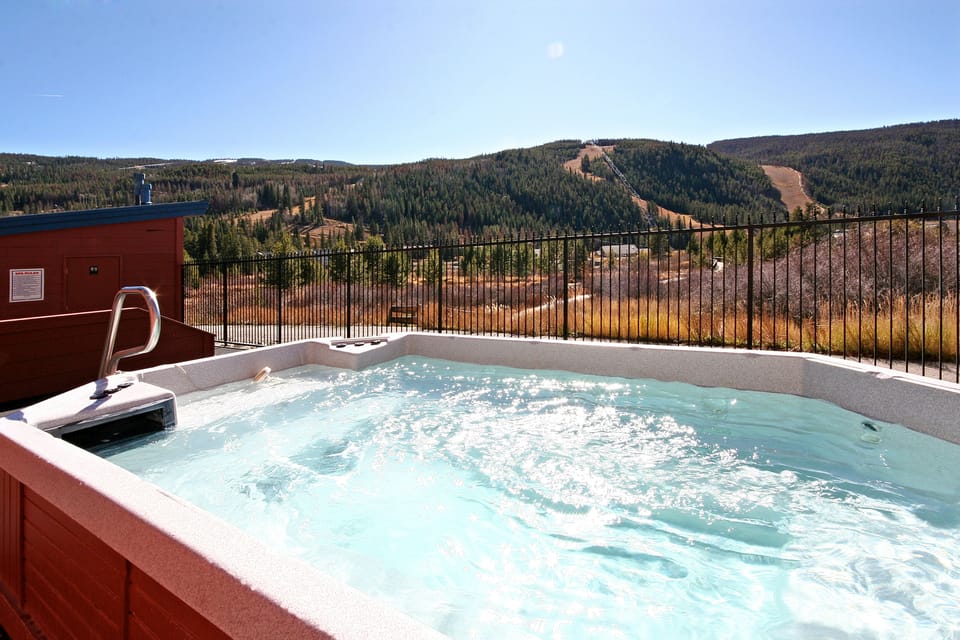 Onsite Hot Tub with ski mountain views! #fall
