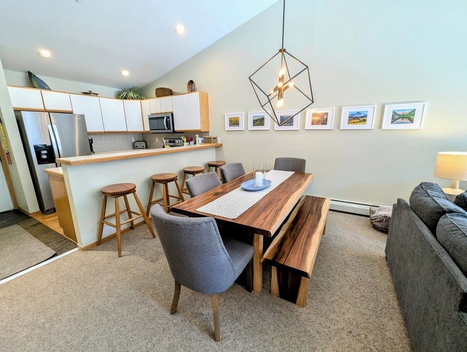 Dining area - Extra barstool seating to keep the chef company