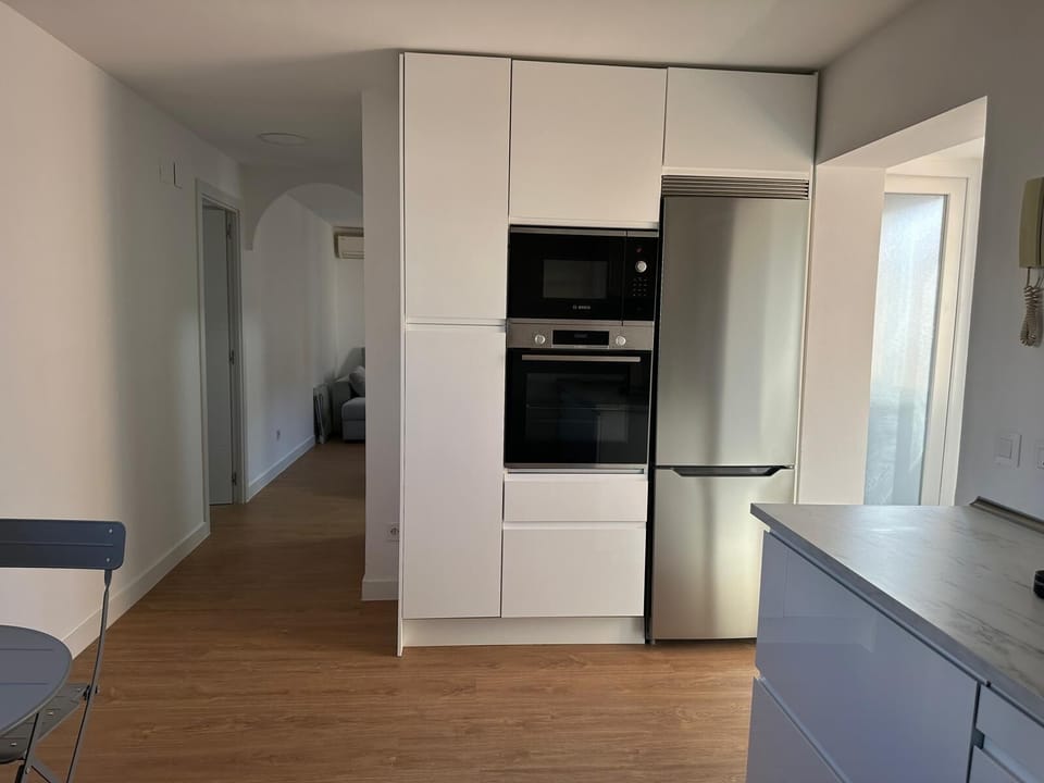 Frigorífico-congelador, horno, microondas  y muebles almacenamiento
